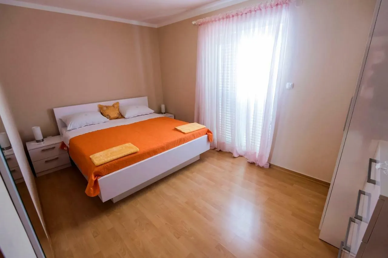 Apartmani Eda Zara 0*,
